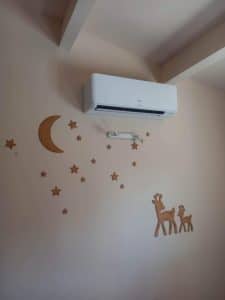 Climatisation réversible murale installée dans une chambre à Montélimar